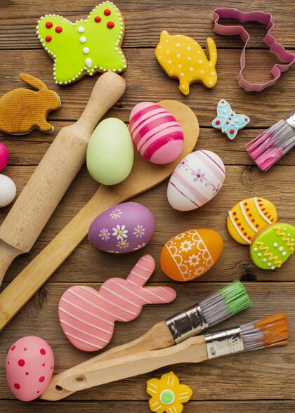 垂直顶视图彩色复活节彩蛋与厨房用具和兔子形状顶视图兔子节日