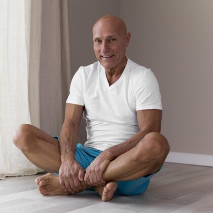 老年坐在莲花瑜伽姿势的老人有氧护理老年健身