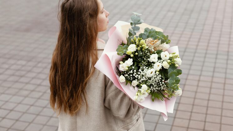 花束优雅的女人在外面捧着一束鲜花花花春天