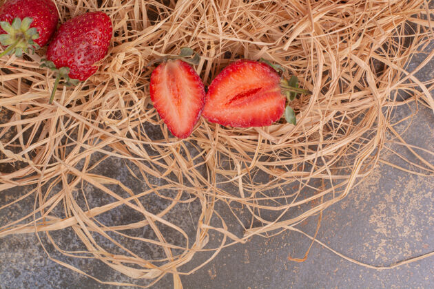 草莓在大理石表面切碎草莓剁碎果汁甜味