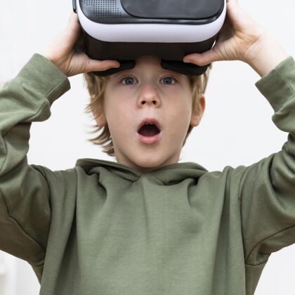 青年用虚拟现实耳机震撼小男孩科技科技消遣