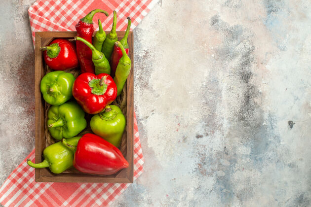 番茄顶视图红色和绿色辣椒辣椒在木箱上的格子桌布在裸体表面自由的地方蔬菜桌布景观