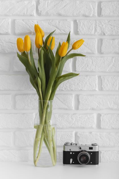 组成一束郁金香放在透明花瓶里 带相机花卉相机春天