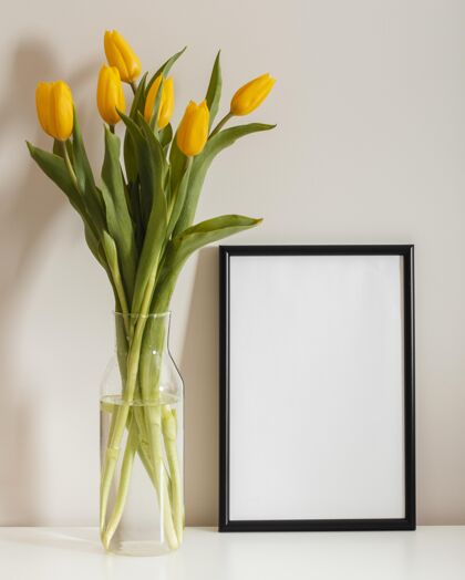 花正面是空框花瓶里的郁金香束安排季节春天