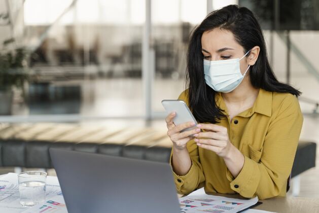 女人上班时戴着医用口罩的女商人工作专业独立