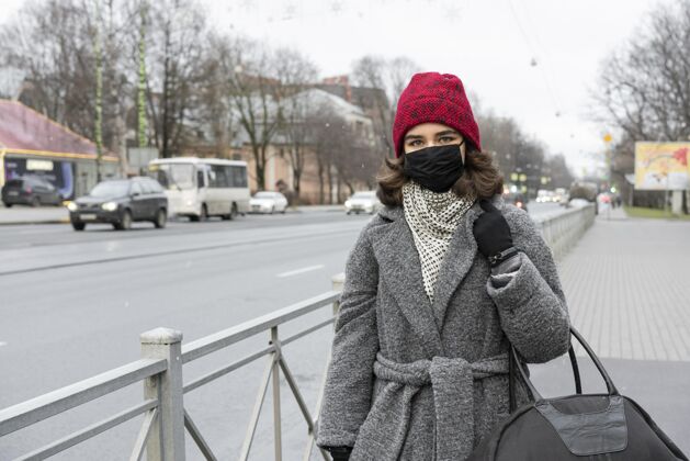 冠状病毒带着医用口罩的女人在户外散步面罩防护病毒