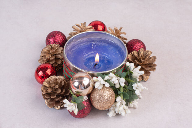 装饰品圣诞球和松果的蓝色蜡烛圣诞节日圣诞球