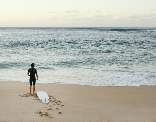 海滩冲浪男看海水平远射海洋运动夏威夷