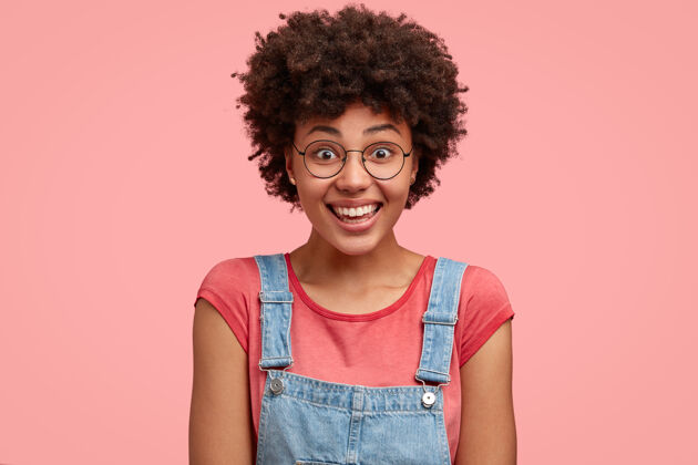牙齿快乐的非洲裔美国妇女头像穿着t恤和牛仔长裤照片牛仔学生