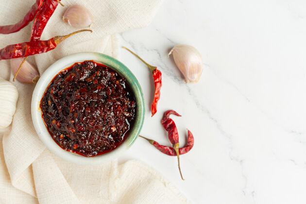 辣椒小瓷碗里的辣椒酱营养食物替代品