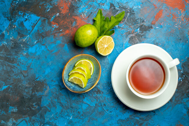 茶杯俯视图一杯茶 在蓝红色的表面上放上柠檬片柠檬切片饮料