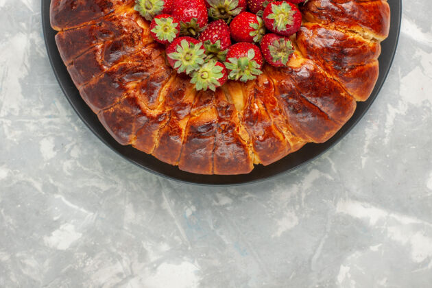 糕点顶部近距离观看美味的草莓派和新鲜的红色草莓晚餐派食物