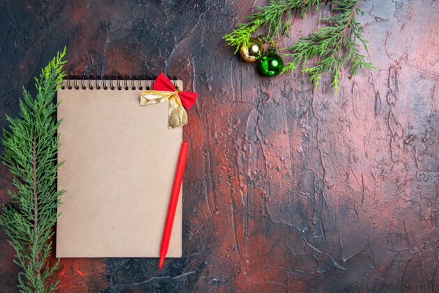 钢笔顶视图红色笔上的笔记本松树枝圣诞树球上的暗红色表面自由空间油漆年龄旧