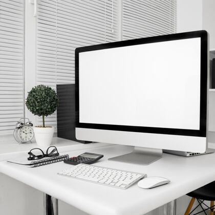 个人电脑有电脑屏幕和键盘的工作区室内设计局讲台