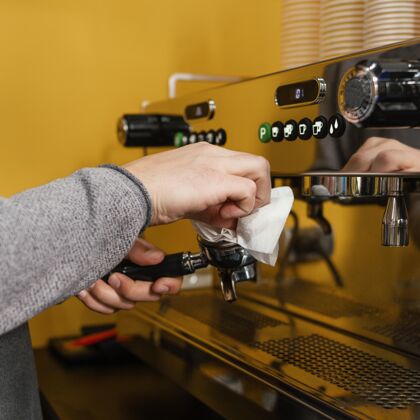 咖啡师男咖啡师侧视图清洗专业咖啡机职业广场男人