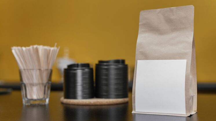 咖啡馆咖啡店柜台上纸质咖啡袋的正面图雇员服务员咖啡师