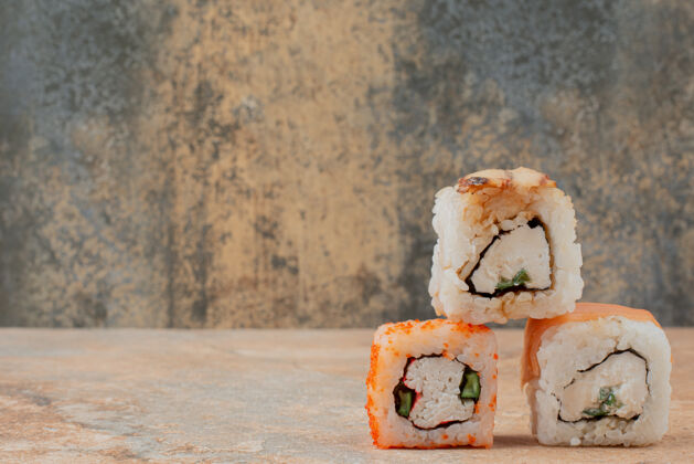 生的一套美味的寿司卷放在大理石表面菜肴开胃菜鱼