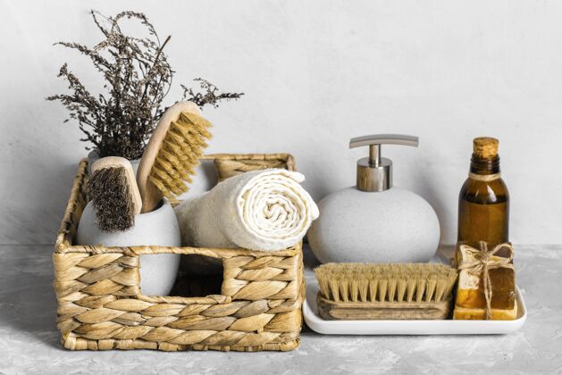 清洁环保清洁产品与肥皂和刷子放在篮子里正面视图水平自然
