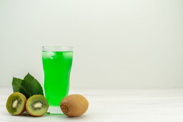 提神前视图绿色猕猴桃汁与新鲜猕猴桃在白色表面果汁新鲜生的