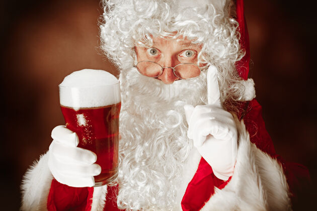 啤酒穿着圣诞老人服装的人的肖像设置饮料手臂