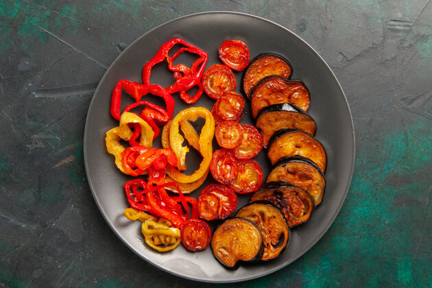 肉顶视图熟甜椒和茄子在深绿色的表面面包甜椒烹饪