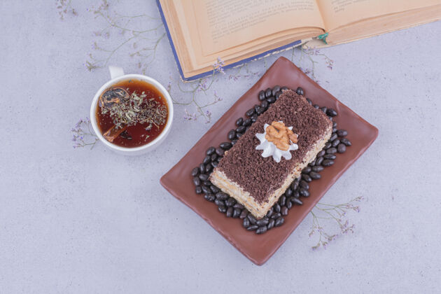 甜点一片蛋糕加碎巧克力和一杯花草茶健康面粉餐厅