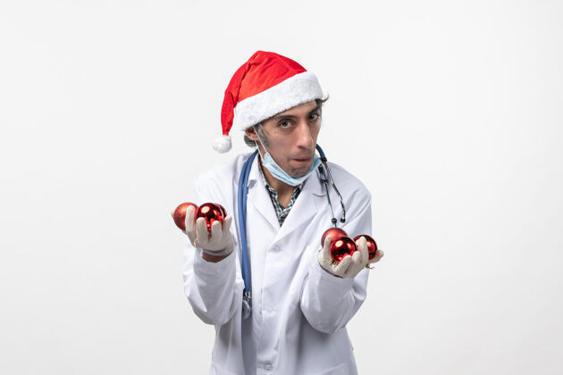 视图正面图：男医生拿着玩具在白墙上-健康病毒情绪护士圣诞节医院