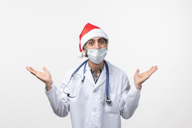 护士正面图白色墙壁上戴着口罩的男医生假日病毒大流行实验室外套诊所外套