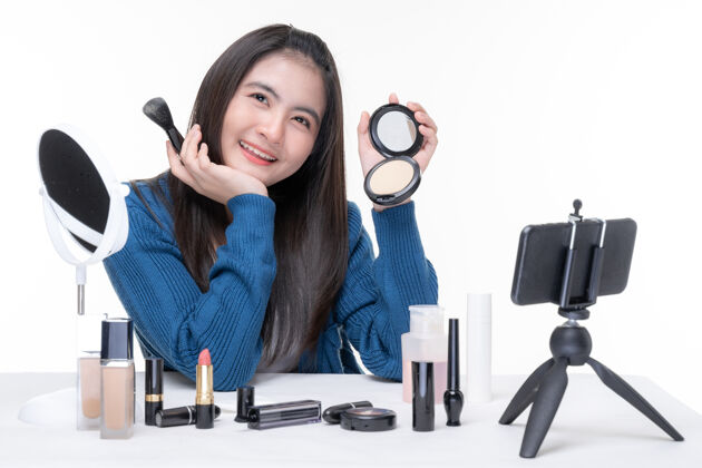 亚洲人美丽的亚洲年轻女子的画像美丽的vlogger化妆看在相机博客记录和流媒体视频分享在社交媒体上技术社交媒体化妆师