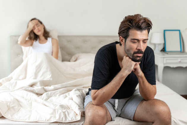 移动丈夫坐在床上 对妻子感到厌烦压力冲突感情