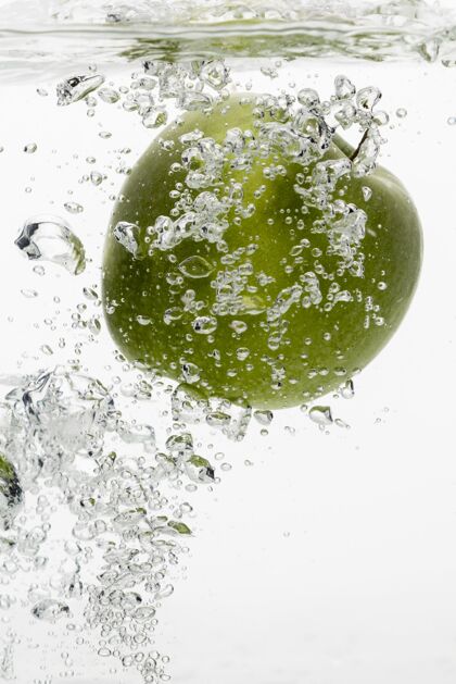 一餐水里青苹果的正面图水果甜点健康的