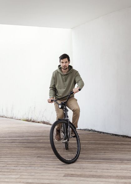 骑自行车在隧道里骑自行车的年轻人城市替代城市