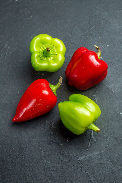 配料顶视图绿色和红色辣椒在黑暗的表面自由空间景观胡椒甜椒
