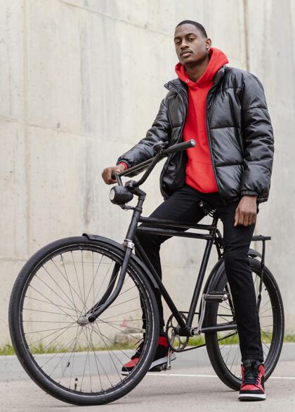 骑非裔美国人骑自行车自行车手运动城市