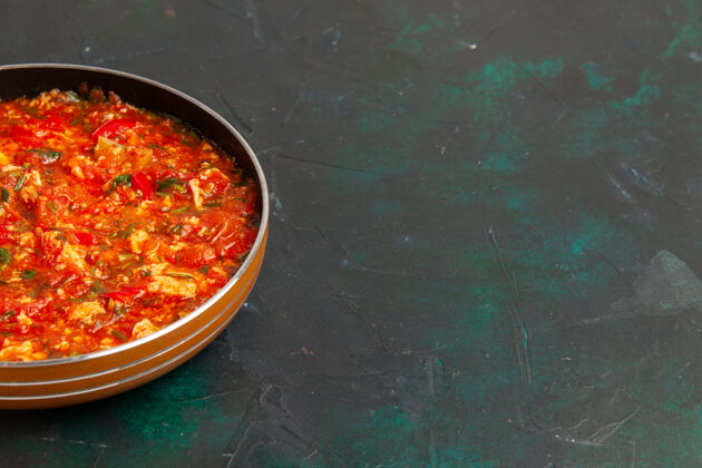 里面前视图炒鸡蛋 番茄和蔬菜在深绿色的表面锅里炒菜午餐芸豆