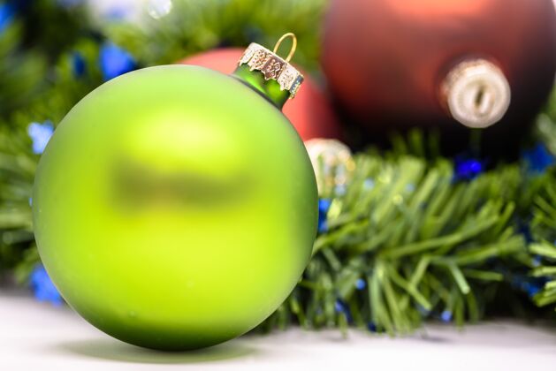 枝绿色圣诞树装饰特写镜头明亮装饰球