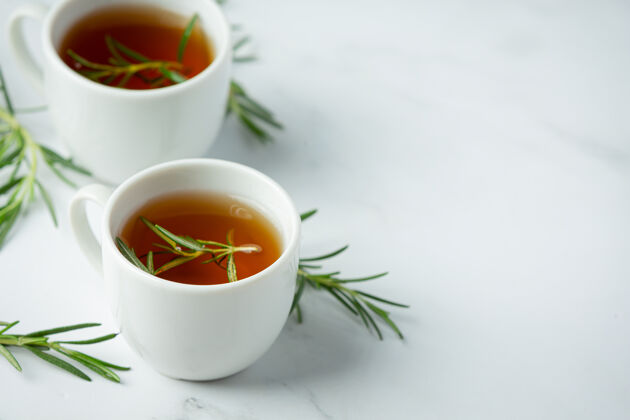 平衡迷迭香热茶在杯中即饮治疗作物皮肤