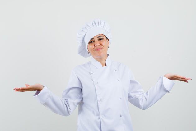 工作女厨师穿着白色制服 摆出一副迷茫的表情混乱工业厨师