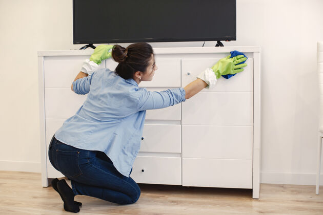 工人带着海绵和橡胶手套的女人在打扫房子管家公寓清洁
