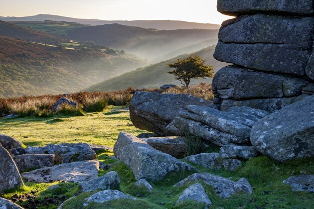 英国在英国 清晨阳光下 达特穆尔国家公园被群山环绕乡村乡村岩石