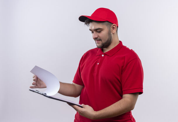 帽子穿着红制服 戴着红帽子的年轻送货员站着送货制服