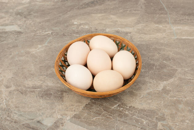 营养柳条篮子里有几个白鸡蛋天然篮子服务