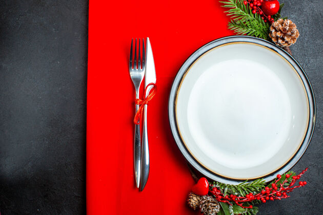 采购产品圣诞节上图为xsmas背景 餐盘装饰配件杉木树枝和餐具放在红色餐巾上厨房用具风景餐盘