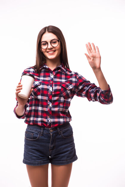 咖啡照片中的女人用问候的手势从白色的纸杯里喝茶或咖啡女人健康杯子
