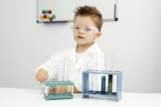 知识可爱的科学家小男孩穿着实验服做实验实验水平化学