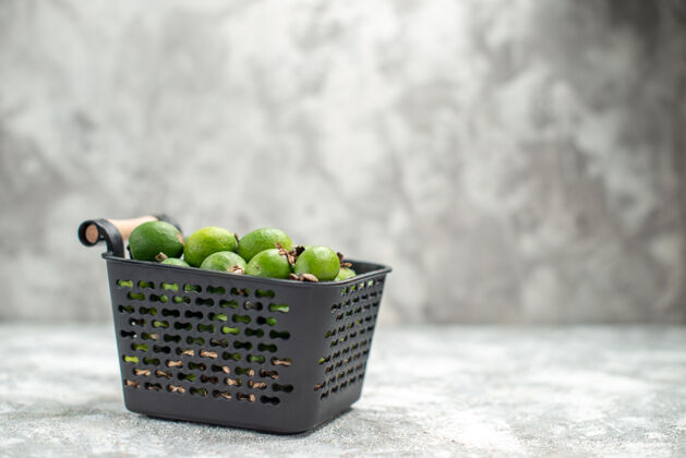 维生素前视图新鲜的feykhoas在灰色的表面与自由空间篮子浆果水果景观