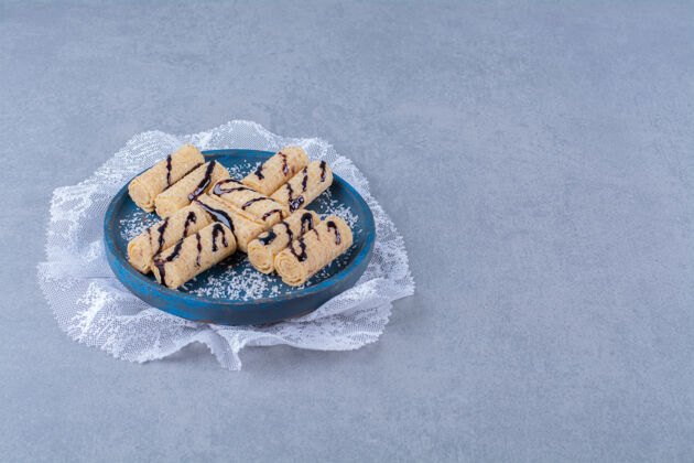 面包房一块蓝色的木板 上面有糖果和巧克力糖浆洒可食用糖浆