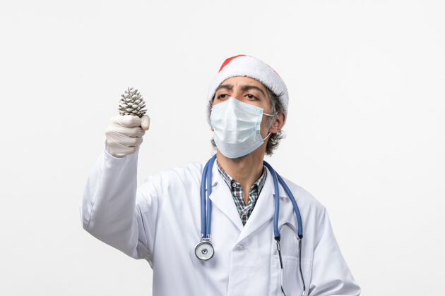 医院正面图：男医生拿着雪糕筒在白色墙壁上-圣诞健康病毒外套病毒男医生
