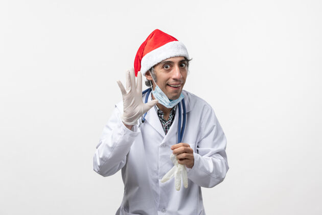 工作正面图男医生戴着手套对白色办公桌病毒假日的情绪男医生男人医院