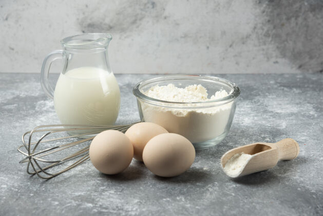 牛奶面粉 鸡蛋 牛奶和大理石上的胡须生的厨房鸡蛋